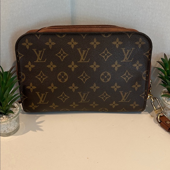 Louis Vuitton Monogram Pochette Orsay Clutch 
Date Code AR0997
9” x 7” x 2” - Picture 2 of 13